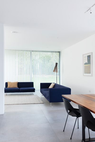 Systèmes de rideaux à bandes verticales, SG 2910, Palisade Revive, Gerrards Cross, London, United Kingdom